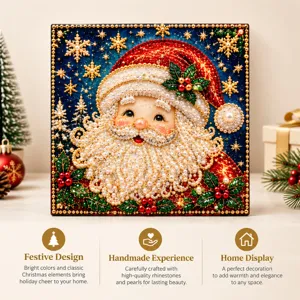 Gros plan sur la barbe perlée et strass du Père Noël, avec flocons dorés et baies de houx
