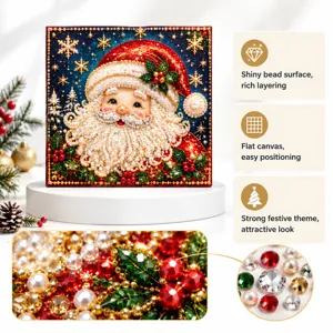 Gros plan sur des perles rouges, vertes et dorées formant un Père Noël, avec détails de gemmes