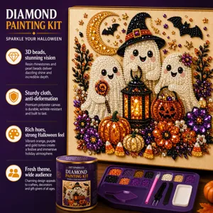 Primer plano de una escena de Halloween con cuentas, fantasmas, calabazas, murciélagos y accesorios