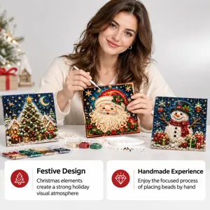 Une main pose des perles sur le Père Noël, près des tableaux finis de sapin et de bonhomme de neige
