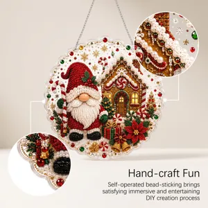 Close-up van een kerstkabouter met kralen en een peperkoeken huisje, versierd met strass en ketting