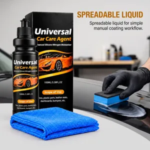 Una mano guantata stende il liquido per la cura dell’auto con una spugna blu sulla carrozzeria lucida