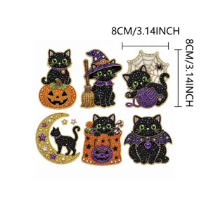 Zes glinsterende Halloween-katten met pompoen, heksenhoed en maan op witte achtergrond