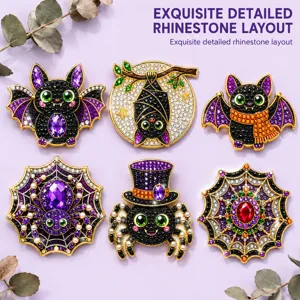 Zes Halloweenbroches met vleermuizen en spinnen op een lavendelkleurige achtergrond
