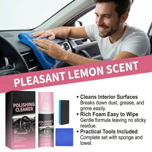 Een man veegt het dashboard schoon; roze fles, doos, spons en blauwe doek staan ernaast