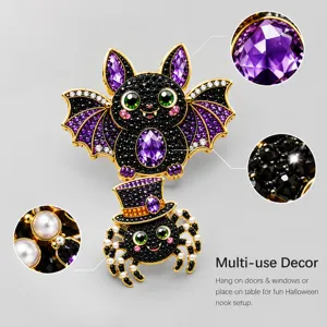 Detail van paarse edelsteenaccenten, zwarte strass en parels op Halloweenversiering