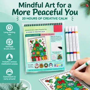 Gros plan sur une main coloriant une scène de Noël près d’un carnet à spirale ouvert et de feutres