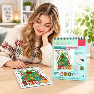 Une femme colorie un sapin de Noël près d'un livre de coloriage spiralé présenté debout
