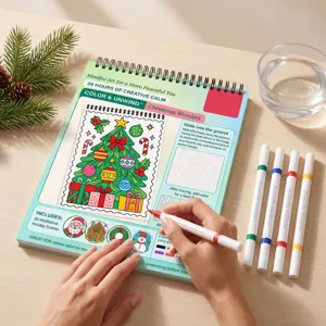 Vue de dessus d’une page de coloriage de Noël coloriée à la main, avec quatre feutres à côté