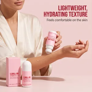 Primer plano del cuidado roll-on rosa aplicado en un brazo, con textura ligera e hidratante