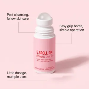 Envase roll-on rosa de 50 ml con cabezal de bola blanco, sobre un fondo rosa suave