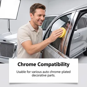 Een man reinigt de chromen raamstrip van een zilveren SUV met een gele spons in een lichte studio
