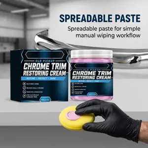 Een zwart gehandschoende hand brengt roze pasta aan met een gele spons naast chroomverpakking