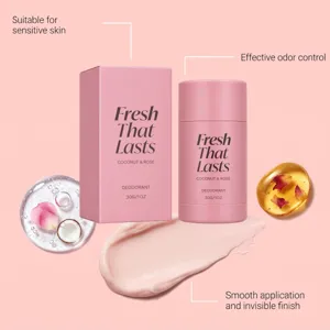 Déodorant rose en stick et boîte, avec accents de coco et de rose près d'une trace de crème lisse