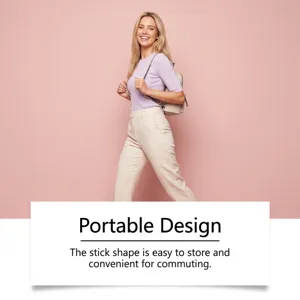 Femme portant un petit sac à dos crème sur fond rose, mettant en valeur son format pratique au quotidien