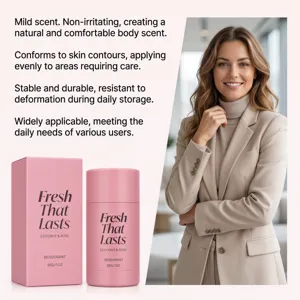 Bâton déodorant rose et étui près d’une femme souriante en blazer beige, avec texte de présentation