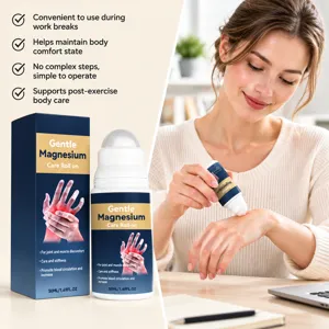 Una mujer aplica un roll-on de magnesio en la muñeca, con el frasco y la caja al lado.
