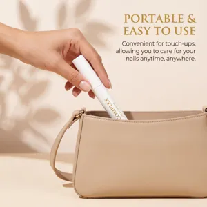 Eine Hand steckt einen weißen Nagelpflegestift in eine beige Tasche für schnelle Pflege unterwegs