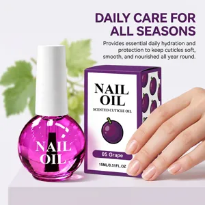 Violette Ölflasche und Schachtel mit Traubenmotiv neben einer Hand mit gepflegten Nägeln