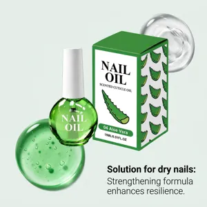 Grünes Nagelöl-Fläschchen mit Aloe-vera-Karton und Gelakzenten vor hellgrünem Hintergrund