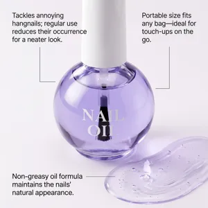 Detail eines violetten Glasfläschchens mit Pinselverschluss neben einem klaren Ölstrich