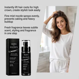 Stylingspray naast een vrouw die haarwortels lift, met fijne nevel en een frisse geur