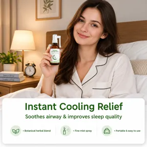 Una donna in pigiama bianco tiene un flacone spray ambrato accanto al letto con luce calda.