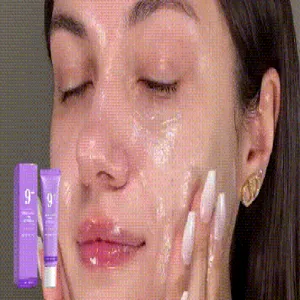 Gros plan d’une femme appliquant un sérum transparent, avec des tubes violets près de son visage.