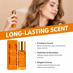 Een vrouw verstuift geur naast een oranje flacon met bijpassend doosje tegen beige achtergrond.