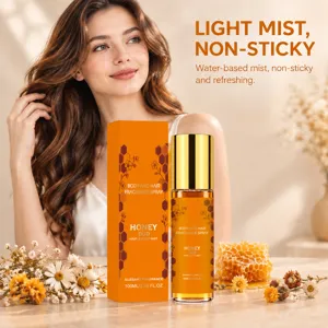 Warme scène met een vrouw die haar haar aanraakt naast een oranje fles, doos, honingraat en bloemen