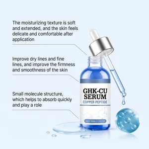 Blauw serumflesje met zilveren pipet, GHK-CU-label en molecuulbeeld tegen lichtblauwe achtergrond