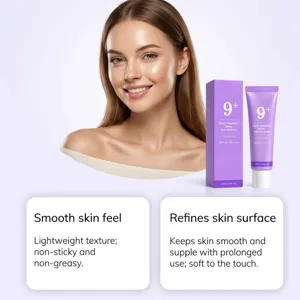 Modèle souriant près d’un tube solaire violet et de sa boîte, avec des cartes de soin