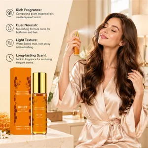 Een vrouw verstuift parfum in de badkamer, met de oranje flacon en doos duidelijk ernaast in beeld.