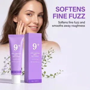 Une femme touche sa joue près d’un tube et d’une boîte violets d’essence SPF 50+ sur fond lavande