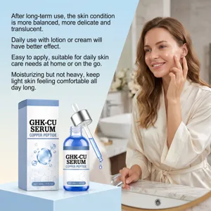 Blauw serumflesje met pipet naast een vrouw die haar gezicht aanraakt in een lichte badkamer.