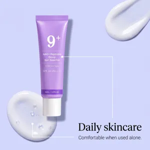Tube violet d’essence solaire près de textures blanches brillantes sur fond lilas doux