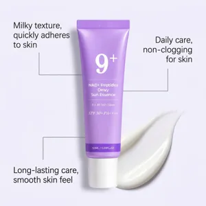 Tube violet et touche de crème blanche, texture lactée et protection SPF 50+ visibles