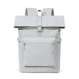 Zaino grigio chiaro con chiusura arrotolata, fibbia e tasca frontale con zip, visto frontalmente