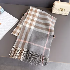 Écharpe à carreaux douce, posée à plat, en gris, camel et rose, avec de longues franges