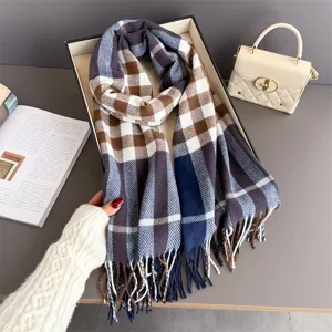 Étoffe à carreaux bleu marine, brun et blanc dans un coffret, longues franges bien visibles