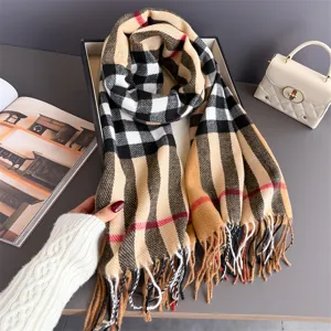 Écharpe à carreaux beige, noire et blanche, avec lignes rouges et franges dans un coffret cadeau