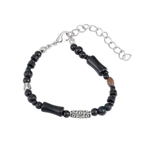Bracciale di perline nere con perle effetto bambù, dettagli argentati e catena regolabile