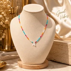 Collier à Perles Lettres Colorées Fait Main Plastique Résine Doux Pendentif Alphabet Chaîne en Alliage Réglable Bijoux Pour Femmes Cadeau