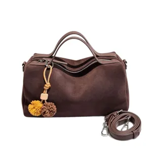 Sac Boston marron effet daim, avec anses supérieures, bandoulière amovible et pompons décoratifs