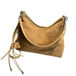 Braune Veloursleder-Schultertasche in Halbmondform mit Quaste und silbernen Beschlägen, frontal