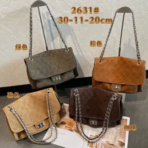 Cuatro bolsos acolchados con solapa en verde, marrón, camel y café, con cadenas plateadas