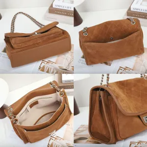 Bolso marrón efecto ante visto desde varios ángulos, con cadena, costuras acolchadas y forro claro