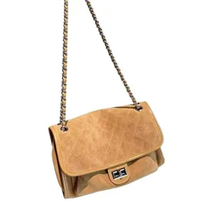 Bolso bandolera color camel efecto ante, acolchado de rombos, con cadena y cierre giratorio