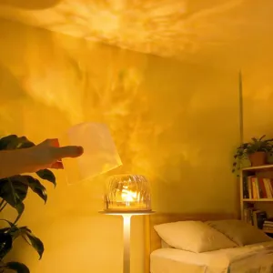 Projektionslampe mit warmen Wasserwellen, geripptem Glasschirm und weißem Fuß im Schlafzimmer