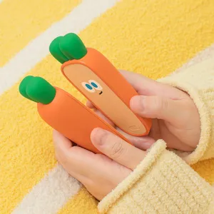 USB-Handwärmer in Karottenform, orange mit grünen Blättern und niedlichem Gesicht, in Händen